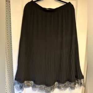 Adrianna Papell NWT pleated midi skirt with lace trim, size medium